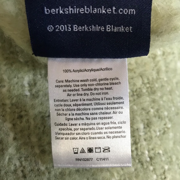 A beautifully woven must have blanket. - Picture 3 of 4